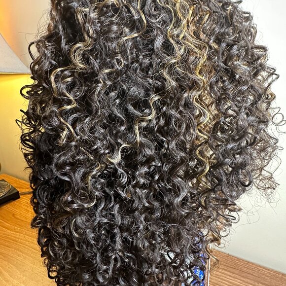 Outre Quick Weave Dominican Curly Wig – Color BH4/2730 - Picture 2 of 6